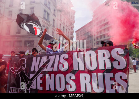 Lyon, Frankreich, 26. Mai 2018: Anarchisten und antifaschistischen Aktivisten, unterstützt durch die Mitglieder der Linken orgaanizations, sind in Lyon (Zentral-ost-Frankreich), am 26. Mai 2018 gesehen, als sie im März für die Schließung des Sozialen Bastion zu bitten - in französischer Sprache: Le Bastion Sozial - ein Platz besetzt von Rechten Aktivisten von Lyon, unter ihnen Mitglieder der GUD (Union und Verteidigung Gruppe) und der Generation der Identitätsproblematik (Identität Generation). Credit: Serge Mouraret/Alamy Leben Nachrichten. Stockfoto