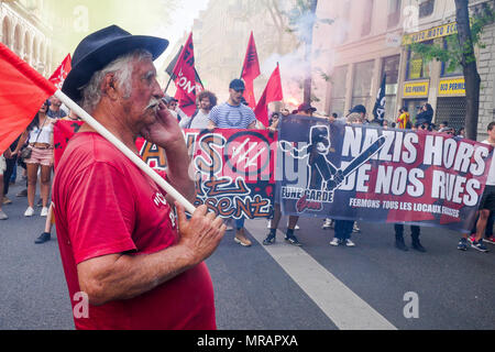 Lyon, Frankreich, 26. Mai 2018: Anarchisten und antifaschistischen Aktivisten, unterstützt durch die Mitglieder der Linken orgaanizations, sind in Lyon (Zentral-ost-Frankreich), am 26. Mai 2018 gesehen, als sie im März für die Schließung des Sozialen Bastion zu bitten - in französischer Sprache: Le Bastion Sozial - ein Platz besetzt von Rechten Aktivisten von Lyon, unter ihnen Mitglieder der GUD (Union und Verteidigung Gruppe) und der Generation der Identitätsproblematik (Identität Generation). Credit: Serge Mouraret/Alamy Leben Nachrichten. Stockfoto