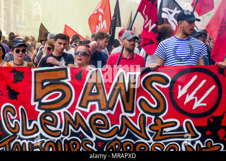 Lyon, Frankreich, 26. Mai 2018: Anarchisten und antifaschistischen Aktivisten, unterstützt durch die Mitglieder der Linken orgaanizations, sind in Lyon (Zentral-ost-Frankreich), am 26. Mai 2018 gesehen, als sie im März für die Schließung des Sozialen Bastion zu bitten - in französischer Sprache: Le Bastion Sozial - ein Platz besetzt von Rechten Aktivisten von Lyon, unter ihnen Mitglieder der GUD (Union und Verteidigung Gruppe) und der Generation der Identitätsproblematik (Identität Generation). Credit: Serge Mouraret/Alamy Leben Nachrichten. Stockfoto