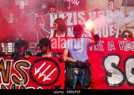Lyon, Frankreich, 26. Mai 2018: Anarchisten und antifaschistischen Aktivisten, unterstützt durch die Mitglieder der Linken orgaanizations, sind in Lyon (Zentral-ost-Frankreich), am 26. Mai 2018 gesehen, als sie im März für die Schließung des Sozialen Bastion zu bitten - in französischer Sprache: Le Bastion Sozial - ein Platz besetzt von Rechten Aktivisten von Lyon, unter ihnen Mitglieder der GUD (Union und Verteidigung Gruppe) und der Generation der Identitätsproblematik (Identität Generation). Credit: Serge Mouraret/Alamy Leben Nachrichten. Stockfoto