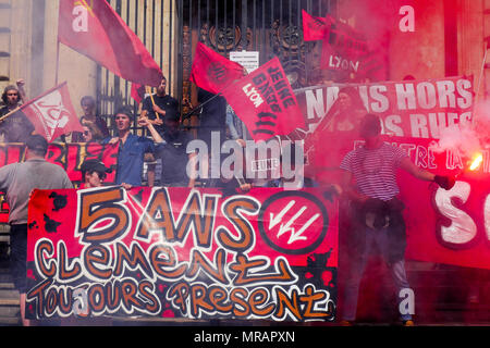 Lyon, Frankreich, 26. Mai 2018: Anarchisten und antifaschistischen Aktivisten, unterstützt durch die Mitglieder der Linken orgaanizations, sind in Lyon (Zentral-ost-Frankreich), am 26. Mai 2018 gesehen, als sie im März für die Schließung des Sozialen Bastion zu bitten - in französischer Sprache: Le Bastion Sozial - ein Platz besetzt von Rechten Aktivisten von Lyon, unter ihnen Mitglieder der GUD (Union und Verteidigung Gruppe) und der Generation der Identitätsproblematik (Identität Generation). Credit: Serge Mouraret/Alamy Leben Nachrichten. Stockfoto
