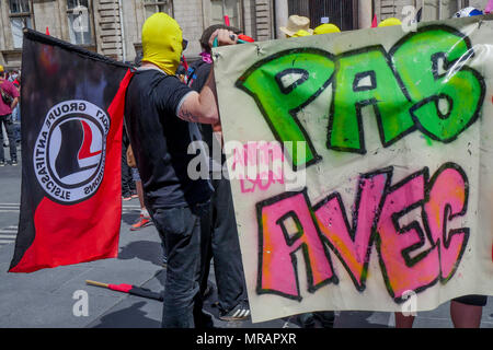 Lyon, Frankreich, 26. Mai 2018: Anarchisten und antifaschistischen Aktivisten, unterstützt durch die Mitglieder der Linken orgaanizations, sind in Lyon (Zentral-ost-Frankreich), am 26. Mai 2018 gesehen, als sie im März für die Schließung des Sozialen Bastion zu bitten - in französischer Sprache: Le Bastion Sozial - ein Platz besetzt von Rechten Aktivisten von Lyon, unter ihnen Mitglieder der GUD (Union und Verteidigung Gruppe) und der Generation der Identitätsproblematik (Identität Generation). Credit: Serge Mouraret/Alamy Leben Nachrichten. Stockfoto