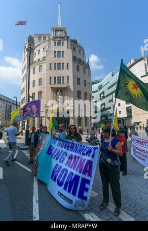 London, Großbritannien. 26. Mai 2018. Kurden und Unterstützer Vorbereitung von ihren Rallye außerhalb der BBC zur Downing Street und Parliament Square bis März für ein Ende der Okkupation des Afrin zu nennen. Referenten waren die Tante der Britischen volunteer Anna Campbell, getötet verteidigenden Afrin. ircled und haben geschworen, die Bekämpfung Afrin durch einen Guerilla-krieg zu erlangen, um fortzufahren. Erdogan will anderen kurdischen Gebieten Syriens Credit in Angriff zu nehmen: Peter Marschall/Alamy leben Nachrichten Stockfoto