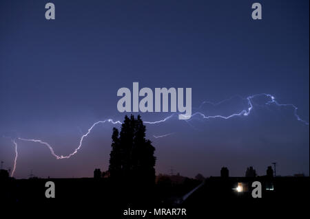 Wimbledon, London, UK. 27 Mai, 2018. Kontinuierliche Blitz mit sintflutartigen Regenfällen hits London von Ende am 26. Mai durch zu frühen Stunden des 27. Mai 2018 zusammen. Credit: Malcolm Park/Alamy Leben Nachrichten. Stockfoto