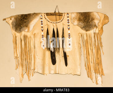 Leder Native American Shirt mit Perlen, Federn, Kaninchen Pelze und Fransen. Stockfoto