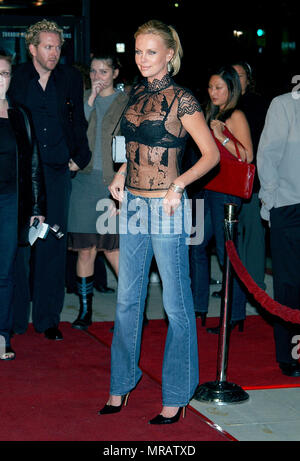 Charlize Theron Ankunft in "Die Wahrheit über Charlie' Premiere an der Akademie der Motion Pictures in Los Angeles. Oktober 16, 2002. TheronCharlize 17 Red Carpet Event, Vertikal, USA, Filmindustrie, Prominente, Fotografie, Bestof, Kunst, Kultur und Unterhaltung, Topix Prominente Fashion/Vertikal, Besten, Event in Hollywood Leben - Kalifornien, Roter Teppich und backstage, USA, Film, Stars, Film Stars, TV Stars, Musik, Promis, Fotografie, Bestof, Kunst, Kultur und Unterhaltung, Topix, vertikal, eine Person aus dem Jahr 2002, Anfrage tsuni@Gamma-USA.com Fa Stockfoto