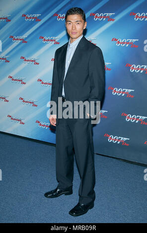 Rick Yune anreisen, bei der Premiere von 'Die Another Day' im Shrine Auditorium in Los Angeles. November 11, 2002. YuneRick 115 Red Carpet Event, Vertikal, USA, Filmindustrie, Prominente, Fotografie, Bestof, Kunst, Kultur und Unterhaltung, Topix Prominente Fashion/Vertikal, Besten, Event in Hollywood Leben - Kalifornien, Roter Teppich und backstage, USA, Film, Stars, Film Stars, TV Stars, Musik, Promis, Fotografie, Bestof, Kunst, Kultur und Unterhaltung, Topix, vertikal, eine Person aus dem Jahr 2002, Anfrage tsuni@Gamma-USA.com Mode - Volle Länge Stockfoto