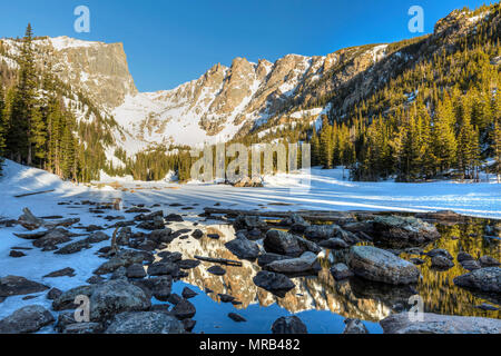 Morgensonne auf Hallett Peak ist in halb erfroren Traum See im Rocky Mountain National Park, Colorado wider Stockfoto