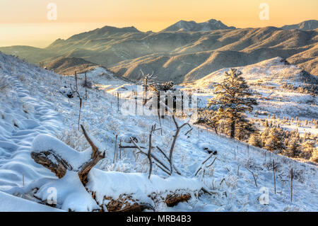 Blick nach Osten in Richtung Green Mountain bei Sonnenaufgang aus Schnee Sugarloaf Mountain im Roosevelt Naitonal Wald in der Nähe von Boulder, Co. Stockfoto