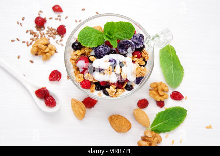 Gesundes Frühstück Müsli mit Joghurt, Nüssen, Samen und Beeren. Stockfoto