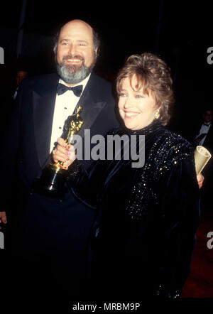 LOS ANGELES, Ca - 25. März: (L-R) Regisseur Rob Reiner und Schauspielerin Kathy Bates die 63. jährlichen Academy Awards am 25. März 1991 teilnehmen im Shrine Auditorium in Los Angeles, Kalifornien. Foto von Barry King/Alamy Stock Foto Stockfoto