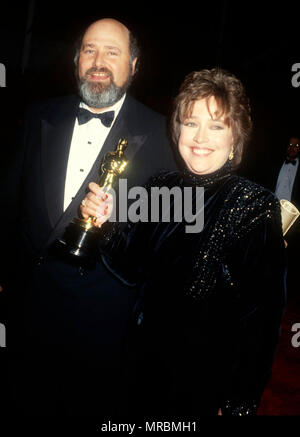 LOS ANGELES, Ca - 25. März: (L-R) Regisseur Rob Reiner und Schauspielerin Kathy Bates die 63. jährlichen Academy Awards am 25. März 1991 teilnehmen im Shrine Auditorium in Los Angeles, Kalifornien. Foto von Barry King/Alamy Stock Foto Stockfoto