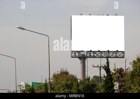 Weiße leere Plakatwand oder Namensschild auf der Straßenseite für Mock up Präsentation. Stockfoto