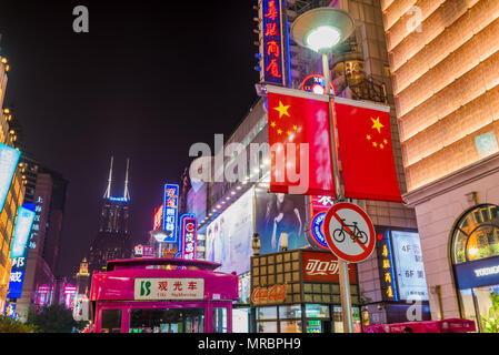 Nachtaufnahme der hell Shopping Straße von Osten Nanjang Road in Shanghai, die größte Stadt in China lit Stockfoto
