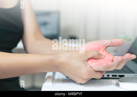 Frau Hand Schmerzen lange mit der Maus arbeiten. Büro-Syndrom Gesundheit und Medizin Konzept Stockfoto