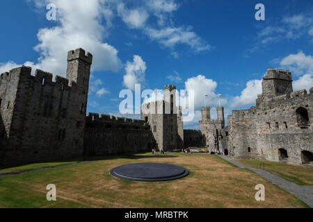 Innenhof des Caernarfon Castle in Nord Wales, Großbritannien. Stockfoto