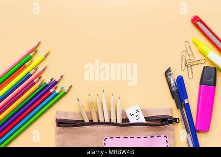 Zurück zu Schule Hintergrund Willkommen, bunte Farbe Bleistift und Papier Beutel auf gelben Hintergrund mit Kopie Raum Stockfoto