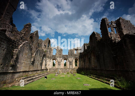 - Wie im Innenhof des Klosters Ruinen von Fountains Abbey, Ripon, Großbritannien Stockfoto