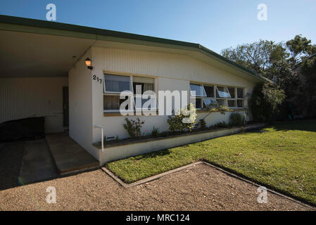 In den 60ern einstöckigen Doppel Backsteinbau, Stahl (reverse Butterfly) Dach Haus mit 3 Schlafzimmern und einem angeschlossenen Carport der modernistischen Stil. Stockfoto