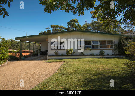 In den 60ern einstöckigen Doppel Backsteinbau, Stahl (reverse Butterfly) Dach Haus mit 3 Schlafzimmern und einem angeschlossenen Carport der modernistischen Stil. Stockfoto