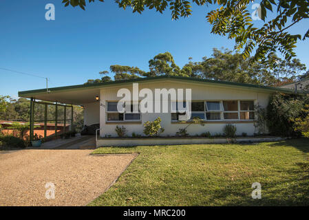 In den 60ern einstöckigen Doppel Backsteinbau, Stahl (reverse Butterfly) Dach Haus mit 3 Schlafzimmern und einem angeschlossenen Carport der modernistischen Stil. Stockfoto