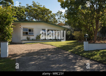 In den 60ern einstöckigen Doppel Backsteinbau, Stahl (reverse Butterfly) Dach Haus mit 3 Schlafzimmern und einem angeschlossenen Carport der modernistischen Stil. Stockfoto