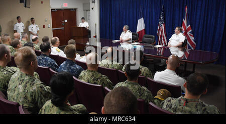 170601-N-XP 344-010 MANAMA, Bahrain (1. Juni 2017) Vizepräsident Adm. Kevin M. Donegan, Kommandeur der US Naval Forces Central Command, liefert Erläuterungen zu den Publikum vor Unterzeichnung eines Abkommens Koordinierung für Anti-U-Boot-Krieg Aktivitäten zwischen Frankreich, den USA und dem Vereinigten Königreich zu erhöhen. Das Abkommen folgt der Unterzeichnung des trilateralen Kooperationsabkommen durch die Leiter der Marineoperationen Adm. John Richardson, der erste Sea Lord des Vereinigten Königreichs Adm. Sir Philip Jones und Chef der französischen Marine Personal Adm. Christophe Prazuck in London am 27. März. (U.S. Marine Foto von Masse Kom Stockfoto