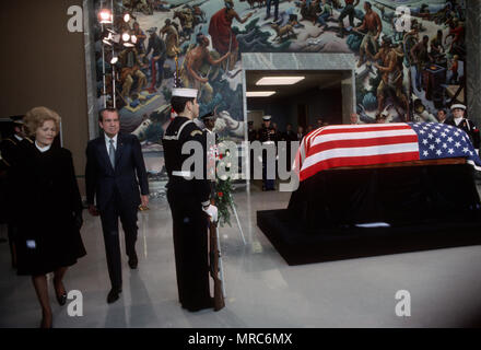 Unabhängigkeit, MO 1972/12/28 Präsident und Frau. Richard Nixon auf der Beerdigung des ehemaligen Präsidenten Harry S Truman Foto von Dennis Brack B2 Stockfoto