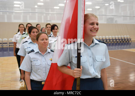 170603-N-UK306-025 JACKSONVILLE, Florida (3. Juni 2017) Compeititors Ftom Team Kanada nehmen an der Eröffnungsfeier der 18. Conseil International du Sport Militaire (CISM) militärische Frauen Volleyball-Meisterschaft am Naval Station Mayport Teil.  Teams aus den Vereinigten Staaten, Kanada, China, Deutschland und den Niederlanden werden 4 bis 9. Juni, während die Förderung friedenspolitischen Aktivitäten und Solidarität unter den Athleten konkurrieren. (Foto: U.S. Navy Mass Communication Specialist 2. Klasse Timothy Schumaker/freigegeben) Stockfoto