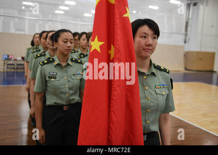 170603-N-UK306-031 JACKSONVILLE, Florida (3. Juni 2017) Compeititors aus China nehmen Sie Teil an der Eröffnungsfeier der 18. Conseil International du Sport Militaire (CISM) militärische Frauen Volleyball-Meisterschaft am Naval Station Mayport.  Teams aus den Vereinigten Staaten, Kanada, China, Deutschland und den Niederlanden werden 4 bis 9. Juni, während die Förderung friedenspolitischen Aktivitäten und Solidarität unter den Athleten konkurrieren. (Foto: U.S. Navy Mass Communication Specialist 2. Klasse Timothy Schumaker/freigegeben) Stockfoto