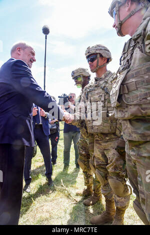 Am 27. Mai traf er während der Veranstaltung des Polnischen Veterans Day in der Gaudynek Range auf US-Soldaten der Enhanced Forward Presence Battle Group Poland während einer statischen Ausstellung. Das Archivbild dokumentiert den offiziellen Besuch und die Zusammenarbeit mit multinationalen Streitkräften. Stockfoto