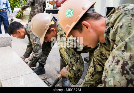 POHANG, Südkorea (14. April 2017) – Seabees von amphibischen Bau Bataillon (ACB) 1 und ROK Seabees von Naval Mobile-Bau-Bataillon 1und 2 um eine lokale Rehabilitationszentrum konkrete legen. ACB 1 beteiligt sich an Operation Pazifik erreichen Übung 2017, einer bilateralen Fortbildungsveranstaltung zur Bereitschaft zu gewährleisten und aufrechtzuerhalten der ROK-US-Allianz durch ein Bereich Distribution Center (ADC), ein Air Terminal liefern Punkt (AZP), kombinierte gemeinsame Logistik Over-the-Shore (CJLOTS), und die Nutzung der Schiene, Binnengewässer und Küsten Liftbetrieb zur Validierung der operativen re Stockfoto