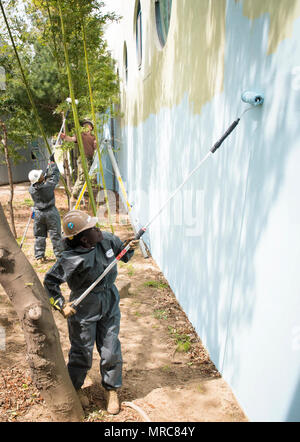 POHANG, Südkorea (14. April 2017) – Seabees von amphibischen Bau Bataillon (ACB) 1 und ROK Seabees von Naval Mobile Bau-Bataillon 1 und 2 neu streichen die Außenwand eines lokalen Rehabilitationszentrums. ACB 1 beteiligt sich an Operation Pazifik erreichen Übung 2017, einer bilateralen Fortbildungsveranstaltung zur Bereitschaft zu gewährleisten und aufrechtzuerhalten der ROK-US-Allianz durch die Ausübung einer Bereich Distribution Center (ADC), ein Air Terminal liefern Punkt (AZP), kombiniert gemeinsame Logistik Over-the-Shore (CJLOTS) und die Verwendung von Schiene, Binnengewässer und Küsten Liftbetrieb überprüfen die ope Stockfoto