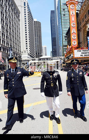 U.S. Army Reserve Brig. Gen. Frederick R. Maiocco Jr. (links) Kommandierender General, 85. Unterstützt den Befehl und Command Sgt. Maj. Vernon Perry III (rechts) Command Sergeant Major, 85. Unterstützt den Befehl gehen Sie die State Street in der Stadt Chicago Memorial Day Parade, 27. Mai 2017. Dies war Maiocco der dritten und letzten Mal in Chicago's Memorial Day Einhaltung teilnehmen, bevor er auf seinen nächsten Einsatz Zuordnung bewegt. (U.S. Armee Foto von Sgt. Aaron Berogan/Freigegeben) Stockfoto