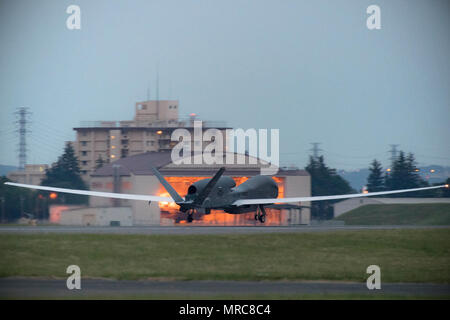 Ein RQ-4 Global Hawk auf die 69Th Aufklärung Gruppe Loslösung 1 zugewiesen, nimmt sie an Yokota Air Base, Japan, 1. Juni 2017. Die Global Hawk unterstützt US-Nachrichten-, Überwachungs- und Aufklärungssysteme Prioritäten, die operative Planung, Notfallpläne und Operationen im gesamten Pazifikraum Theater. (U.S. Air Force Foto von Yasuo Osakabe) Stockfoto