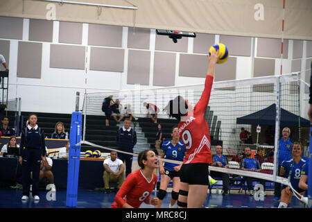 AB Norah Collins (#9) von Kanada Spikes, die Kugel in ihrem Match gegen Deutschland des 18 Conseil International du Sport Militaire (CISM) Welt Frauen militärischen Volleyball Meisterschaft am Naval Station Mayport, Florida am 4. Juni 2017. Mayport ist Gastgeber der CISM Championship vom 2. bis 11. Juni. Finals sind am 9. Juni. (Foto von Petty Officer First Class John Hamburg, NPASE SÜDLICHSTEN) Stockfoto