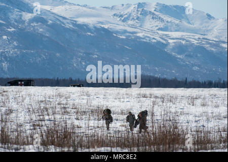 Fallschirmjäger auf das erste Bataillon zugeordnet, 501 Fallschirm Infanterie Regiment, 4 Infantry Brigade Combat Team (Airborne), 25 Infanterie Division, U.S. Army Alaska, gehen Sie zu der Kundgebung während Airborne Ausbildung bei Joint Base Elmendorf-Richardson, Alaska, 13. April 2017. Die Soldaten der 4/25 gehören zu den nur American Airborne Brigade im Pazifik und sind geschult in der Luft Manöver bei extrem kalten Wetterbedingungen/Höhe Umgebungen zur Unterstützung der Bekämpfung, Partnerschaft und Katastrophenhilfe Operationen auszuführen. Stockfoto