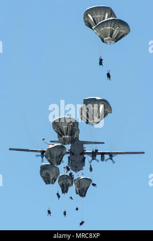 Fallschirmjäger auf das erste Bataillon zugeordnet, 501 Fallschirm Infanterie Regiment, 4 Infantry Brigade Combat Team (Airborne), 25 Infanterie Division, U.S. Army Alaska, springen aus einem Nevada Air National Guard C-130H Hercules während der Durchführung airborne Ausbildung bei Joint Base Elmendorf-Richardson, Alaska, 13. April 2017. Die Soldaten der 4/25 gehören zu den nur American Airborne Brigade im Pazifik und sind geschult in der Luft Manöver bei extrem kalten Wetterbedingungen/Höhe Umgebungen zur Unterstützung der Bekämpfung, Partnerschaft und Katastrophenhilfe Operationen auszuführen. Stockfoto