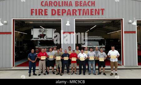 Personal von der Neuen Hannover und Braunschweig Grafschaft Agenturen halten sie ihre Crew Mitglied Zertifizierungen nach dem Studium ein Kurs von Station Oak Island Personal unterrichtet, 8. Mai 2017, in Oak Island, North Carolina. Bild vordere Reihe von links nach rechts: Master Chief Petty Officer Mark Kannan, Winston C. Soward, Benjamin Bobzien, Jonathan E. McDade, Marc A. Sestrich, Edmund C. Kennedy, Buddy R. Thompson jr., Fire Chief Simon W. Sanders, Alan Griffin und Chris R. Ward. Bild hintere Reihe von links nach rechts: Carl Mauney, Tyler Crouch, Kevin R. McDonald, Courtney S. Padgett, Anders S. Remahl, Eric G. Stockfoto