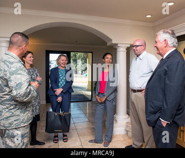 Staatssekretär Rex Tillerson, besucht die verehrte Besucher Lounge bei Travis Air Force Base, Calif., 2. Juni 2017. Tillerson gestoppt bei Travis vor der überschrift nach Sydney, Australien Die Australia-United States Konsultationen auf Ministerebene Forum zu besuchen. (U.S. Air Force Foto von Louis Briscese) Stockfoto