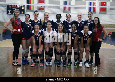 Us-Streitkräfte Team vor dem Spiel gegen Kanada während des 18 Conseil International du Sport Militaire (CISM) Welt Frauen militärischen Volleyball Meisterschaft am Naval Station Mayport, Florida am 5. Juni 2017. Mayport ist Gastgeber der CISM Championship vom 2. bis 11. Juni. Finals sind am 9. Juni. Von Links nach Rechts: Hintere Reihe: Trainer Frau Kara Lanteigne, Kapitän Caroline Kurtz (USAF), 1 Lt Megan Wilton (Armee), 2 Lt. Taylor Parker (USAF), 1 Lt Felicia Clement (USAF), Seemann Maria Lavery (USCG), Capt Abby Halle (USAF), 1 Lt Molly McDonald (Armee), Assistant Coach Frau Anna Renton; Vordere Ro Stockfoto