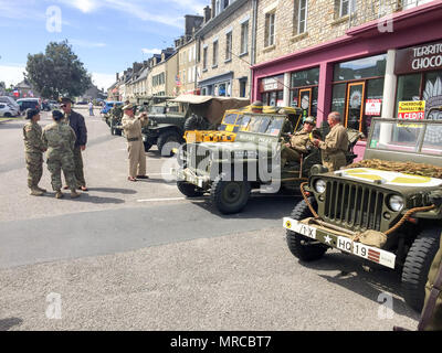 Landsleute und Veteranen. MONTEBOURG, Frankreich - Bürger von Montebourg, Frankreich, Landsleute und Veteranen joined US-Army Soldaten bereitgestellt und in Europa stationierten der 73. Jahrestag des D-Day und die Befreiung von Montebourg, 3. Juni 2017 zu gedenken. '6. Juni war nicht nur der längste Tag - Es ist die Erinnerung an die Toten für die Lebendigen", erklärte Montebourg Bürgermeister Jean-Pierre Mauquest. "Die Soldaten haben den gleichen Mut und Hartnäckigkeit der Wagemutigen, die Tyrannei in 1944 beendet. Es ist unsere Pflicht, das Versprechen durch Ihr Blut durch eine gerechte und menschliche Welt geschrieben zu halten." In diesem Jahr gedenken Stockfoto