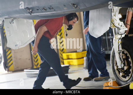 F-15E Strike Eagle ist ein zweimotoriges Mehrzweckflugzeug, das von McDonnell Douglas, heute Boeing, für die United States Air Force gebaut wurde. Im Mai 2017 absolvierte ein Flugzeug, das dem 4th Fighter Wing zugewiesen wurde, 164 Tage lang programmierte Depot-Wartung auf der Warner Robins Air Force Base, bevor es zur Seymour Johnson Air Force Base zurückkehrte. Das Archivbild dokumentiert das vom F100-PW-229 betriebene Flugzeug, das die Wartungseinrichtung verlassen hat. Stockfoto