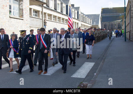 März in Erinnerung. MONTEBOURG, Frankreich - Der kommandierende General der Infanterie Division 4 führt der US-Army Soldaten bereitgestellt und in Europa nach dem Zweiten Weltkrieg Denkmal in Montebourg, Frankreich, dem 73. Jahrestag des D-Day, 3. Juni 2017 zu gedenken. Mehr als 100 Soldaten, trat der kommandierende General, Französisch Landsleute und die Menschen von Montebourg, während einer März vom Stadtzentrum an die Mauer der Erinnerung. Soldaten wählen Sie aus der 'Bekämpfung der Adler" 1.BATAILLON, 8 Infanterie Regiment des 3 ABCT, 4. Inf. Div., die in der März teilgenommen, die Gedenkstätte Widmung cerem Stockfoto