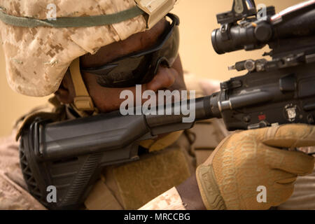 FORWARD OPERATING BASE GERBER, Kuwait (14. April 2017) – US Marine Lance Cpl. Jefferson Mondestin von Miami, einen automatischen Rifleman zugewiesen Indien Co., 3. Bataillon, 6. Marine Regiment, 24. Marine Expeditionary Unit (MEU), bietet Sicherheit für seine Feuer-Team, wie sie eine Verbindung zu löschen, nach der Einnahme von Kontakt auf einer Pseudo-Patrouille während des Betriebs nach vorn Basis Übungen außerhalb FOB Gerber 14. April. Die Marines sind in Kuwait für eine Erhaltung Ausbildung Entwicklung. Die 24. MEU, Teil der Bataan amphibische Gruppe bereit, in den USA bereitgestellt wird 5. Flotte Bereich der Maßnahmen zur Erhöhung der Sicherheit im Seeverkehr o Stockfoto