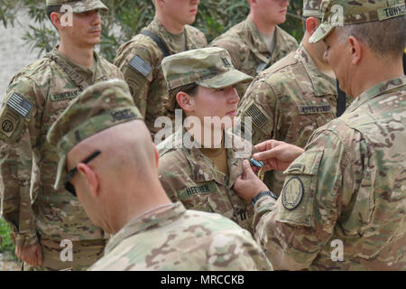 US Armee Generalleutnant Stephen Townsend, Kommandierender general der kombiniert Joint Task Force-Betrieb innewohnende lösen und XVIII Airborne Corps, pins die Joint Service Commendation Medal auf der Uniform der Capt Hannah Heether, Offizier, das 2nd Brigade Combat Team, 82nd Airborne Division, in der Nähe von Bakhira, Irak, 12. April 2017 zugewiesen. Die 2. BCT, 82. Abn. Div. ermöglicht ihre irakische Sicherheitskräfte Partner durch die Beratung und Unterstützung Mission beitragen, Intelligenzansammlung und Planung Analyse, Kraft Schutz und Präzision feuert, um die militärische Niederlage der ISIS zu erreichen. CJTF-OIR ist die g Stockfoto