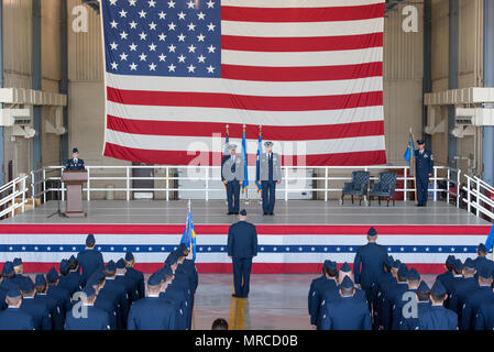 Generalmajor Christopher Bence, die United States Air Force Expeditionary Center Commander, Links, stellt Oberst Benjamin Spencer, Rechts, an die Mitglieder des 319 Air Base Wing als Ihre neue Wing Commander bei einer Annahme des Befehls Festakt am 6. Juni 2017 in Grand Forks AFB, N.D. Dies wird Spencer's erste Flügel-Befehl erfahren. (U.S. Air Force Foto von Master Sgt. Eric Amidon) Stockfoto