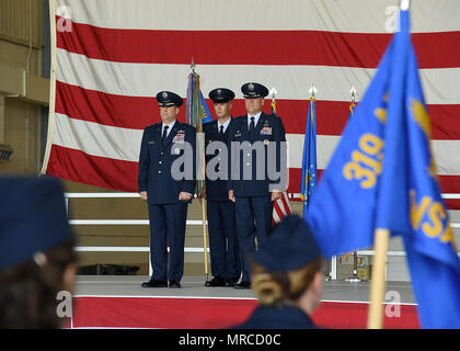 Generalmajor Christopher Bence, US Air Force Expeditionary Center Commander, Links, und Oberst Benjamin Spencer, 319 Air Base Wing Commander, rechts, stand in der Vorbereitung der 319 ABW guidon zu übergeben. Chief Master Sgt. Brian Thomas, 319 ABW Befehl Chief, Mitte, sofern die Guidon für die symbolischen Austausch während der Flügel Annahme des Befehls Zeremonie am 6. Juni 2017, auf Grand Forks Air Force Base, N.D. Spencer und Thomas bringen eine zweijährige Zusammenarbeit an den Flügel, wie Sie übernehmen die Leitung der Krieger des Nordens. (U.S. Air Force Foto von älteren Flieger Ryan Funken) Stockfoto