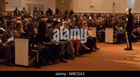 Army Command Sgt. Maj. Orlando Santiago, command Sergeant Major, 1. Mission zu unterstützen, führt die letzte namentliche während einer Trauerfeier zu Armee Generalmajor Francisco A. Espaillat April 14, 2017, at First United Methodist Church in Oviedo, Fla. espaillat, der die 143d Sustainment Command (Auslandseinsätze) von 2014-2016 geboten, ausgewählte Santiago als die 143d des WSA command Sergeant Major zu dienen. Espaillat starb April 7, weniger als zwei Wochen, nachdem er seine Beförderung zum Major General und seine neue Aufgabe als Stabschef der US-Army Reserve Command. Stockfoto