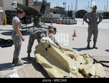 Chief Master Sergeant Mark Hurst, 552Nd Air Control Wing Command Chief (Mitte) baut eine kleine Kommunikationspaket mit Hilfe von der 726th Air Control Squadron 31. Mai 2017, am Mountain Home Air Force Base, Idaho. Die GATR (Masse Antenne Senden und Empfangen) System in weniger als 36 Minuten eingestellt werden kann, im Vergleich zu einem traditionellen Satelliten, der von vier bis sechs Stunden in Anspruch nehmen kann. (U.S. Air Force Foto von Airman 1st Class Jeremy D. Wolff/Freigegeben) Stockfoto